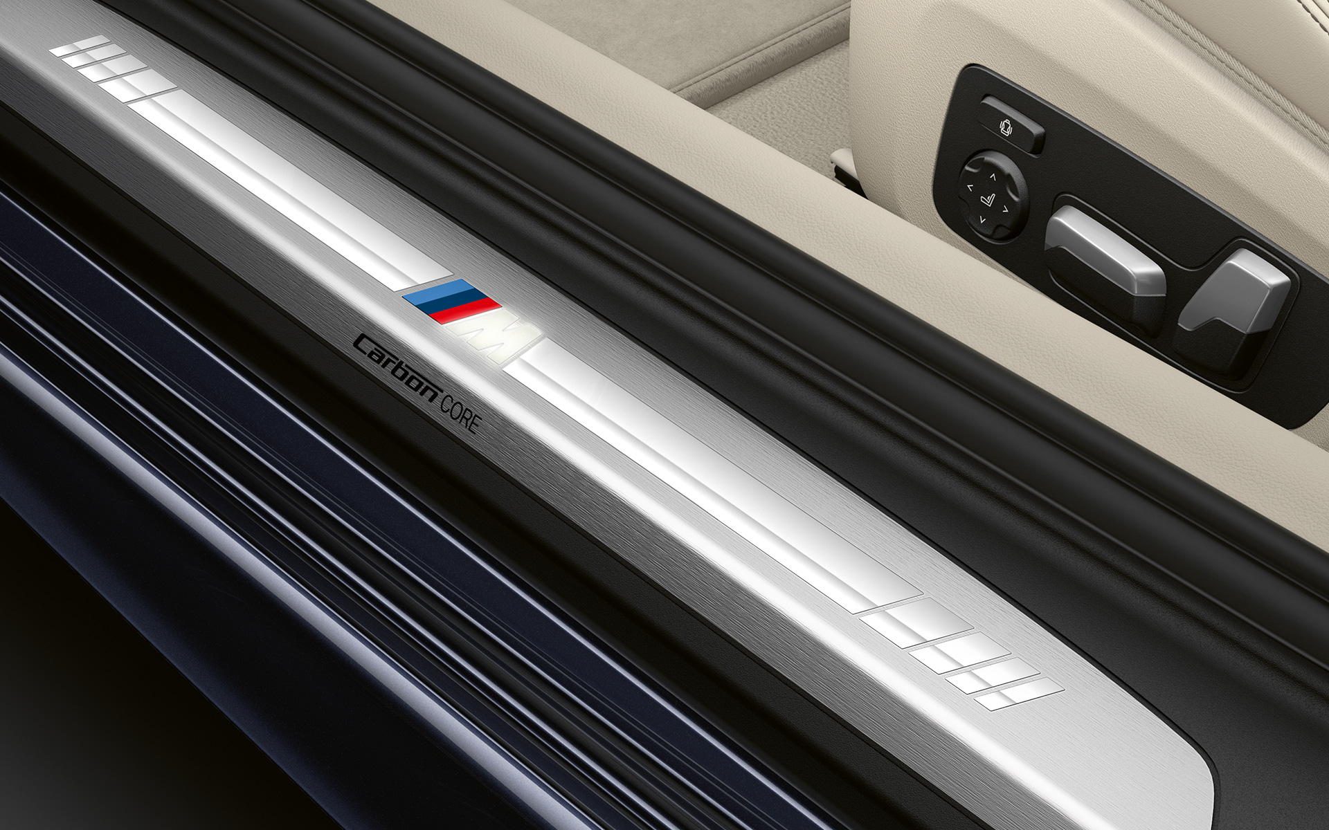 BMW řady 8 Coupé, prahové lišty s logem M Detail na prahovou lištu BMW řady 8 Coupé s logem M.