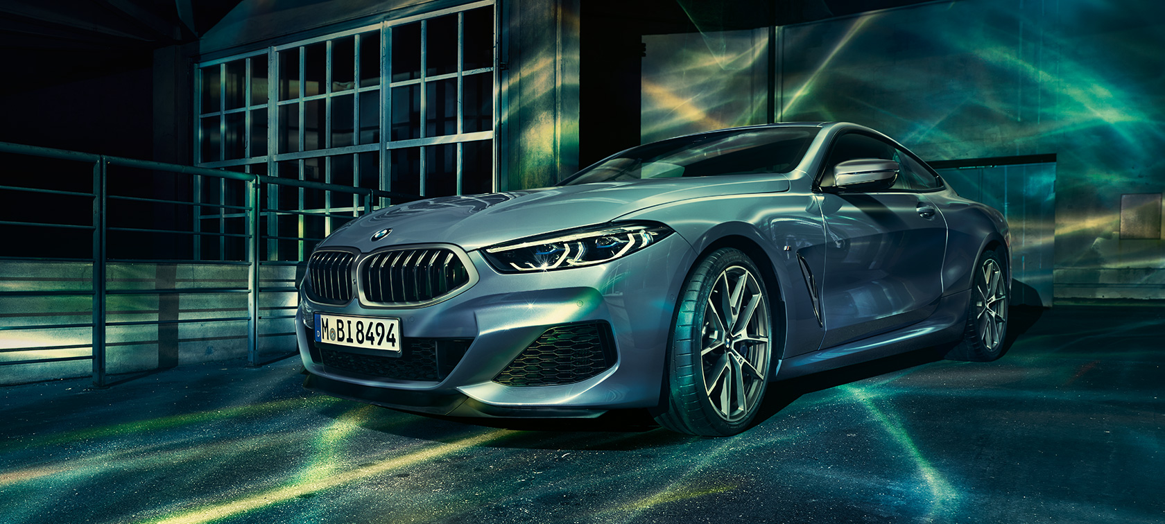 BMW řady 8 Coupé, pohled zpředu ze tří čtvrtin Statická fotografie BMW řady 8 Coupé zpředu ze tří čtvrtin v městském prostředí.