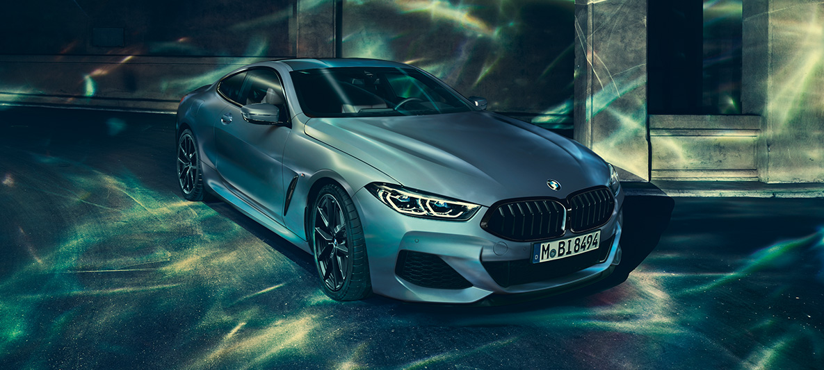 BMW M850i xDrive First Edition, tříčtvrteční pohled zepředu Tříčtvrteční staticky pohled zepředu na BMW M850i Coupé First Edition v městském prostředí.