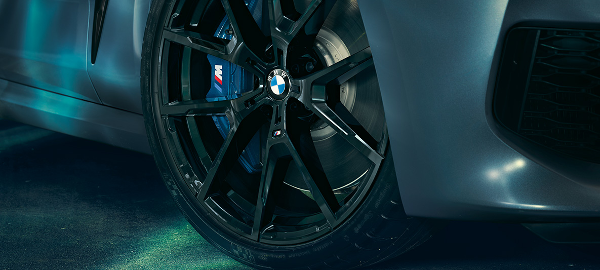 BMW M850i xDrive First Edition, detail kola 20” kola z lehké slitiny BMW M850i Coupé First Edition