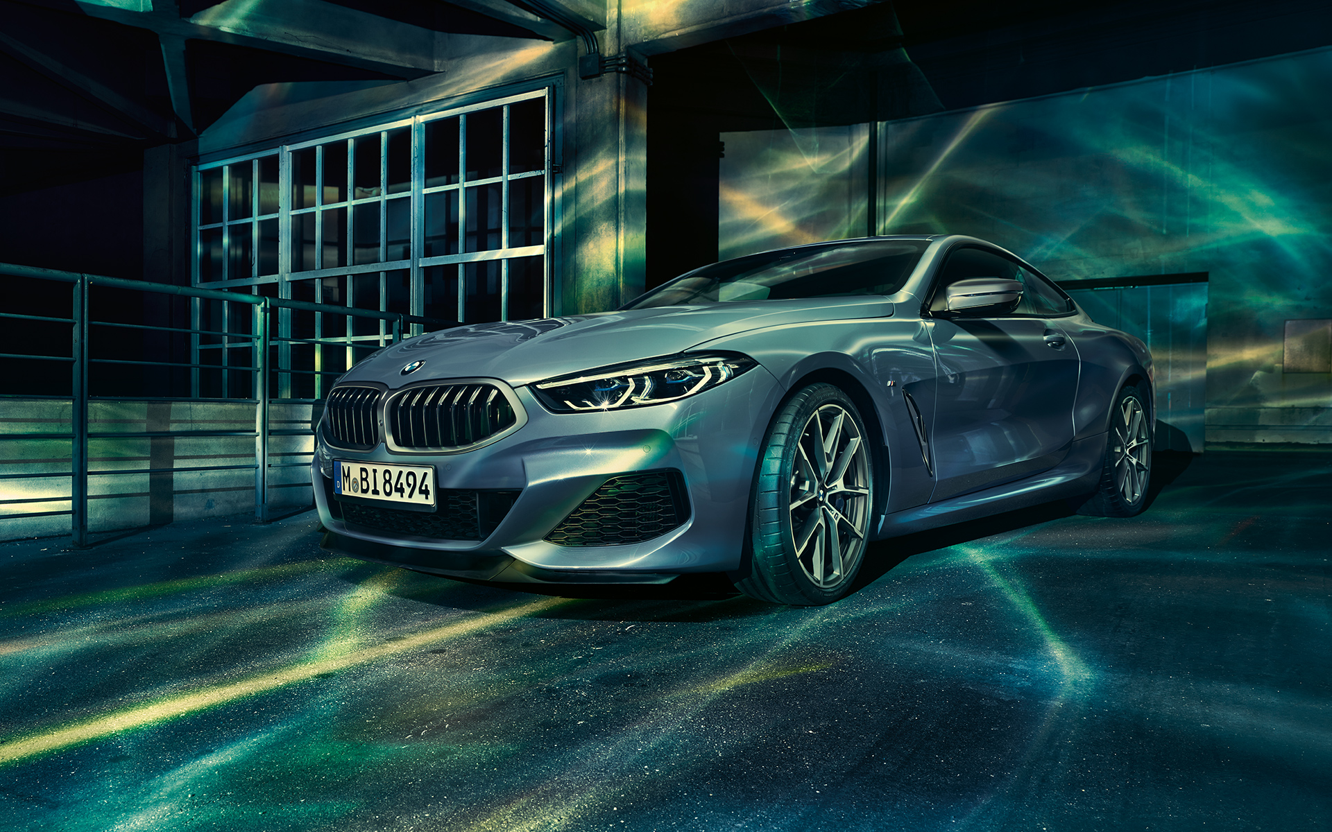 BMW řady 8 Coupé, pohled ze tří čtvrtin zpředu zprava A three-quarter front still shot of the BMW 8 Series Coupé in an urban setting.