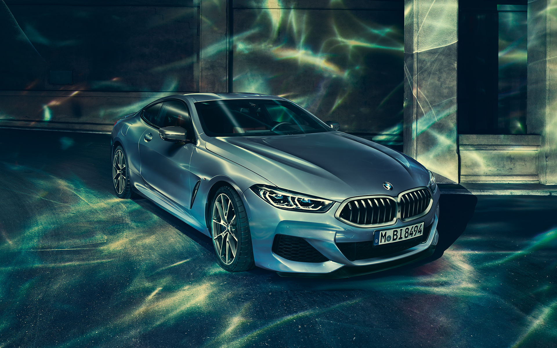 BMW řady 8 Coupé, pohled ze tří čtvrtin zpředu zleva Fotografie BMW řady 8 Coupé, ze tří čtvrtin, z levé strany v městském prostředí