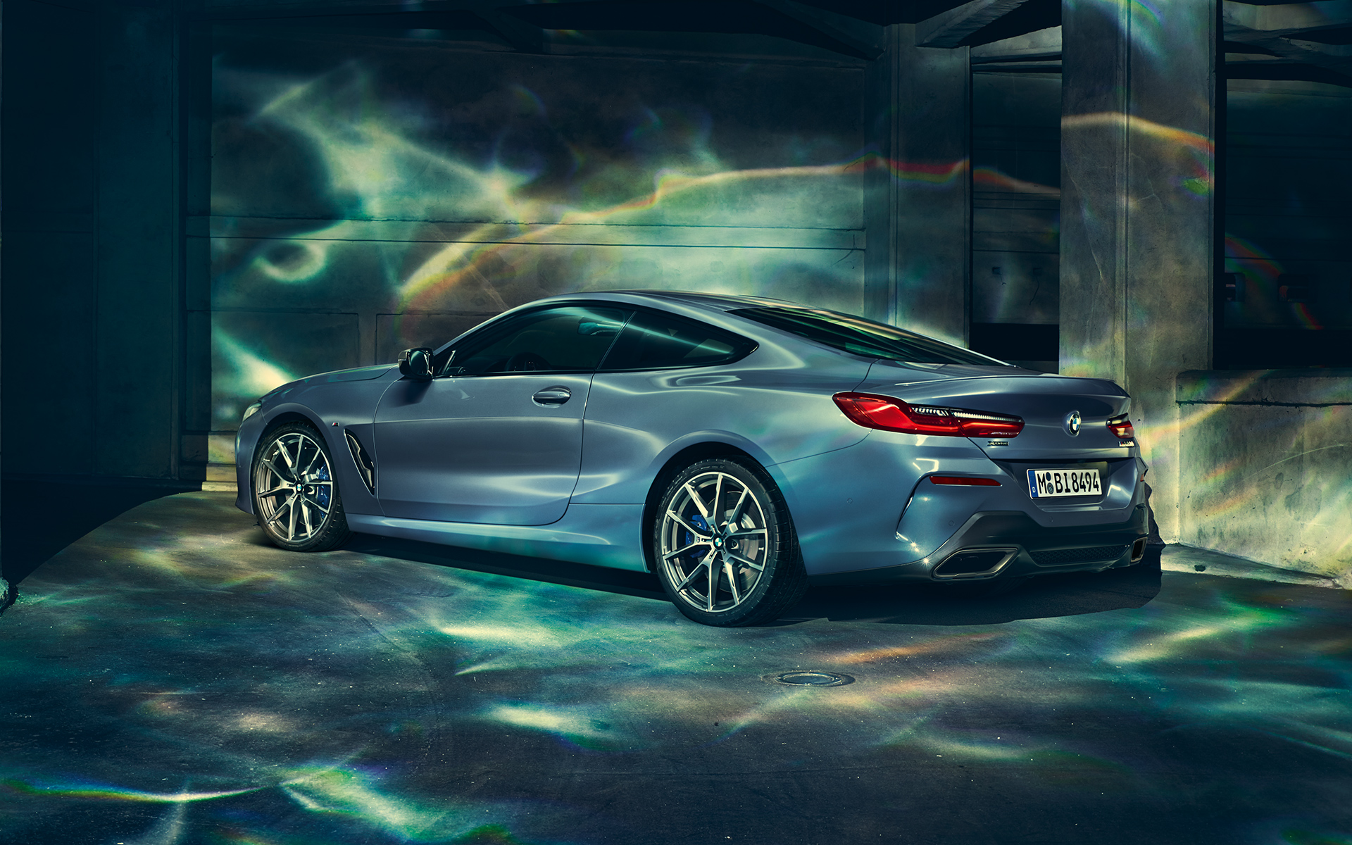 BMW řady 8 Coupé, zleva Fotografie BMW řady 8 Coupé, z levé strany v městském prostředí