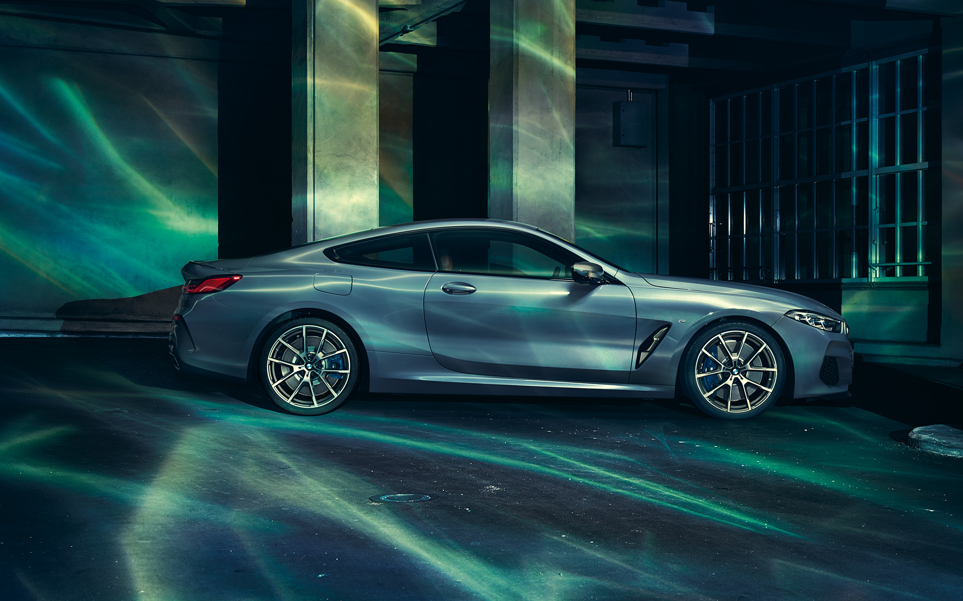 BMW řady 8 Coupé, zprava Fotografie BMW řady 8 Coupé, z pravé strany v městském prostředí