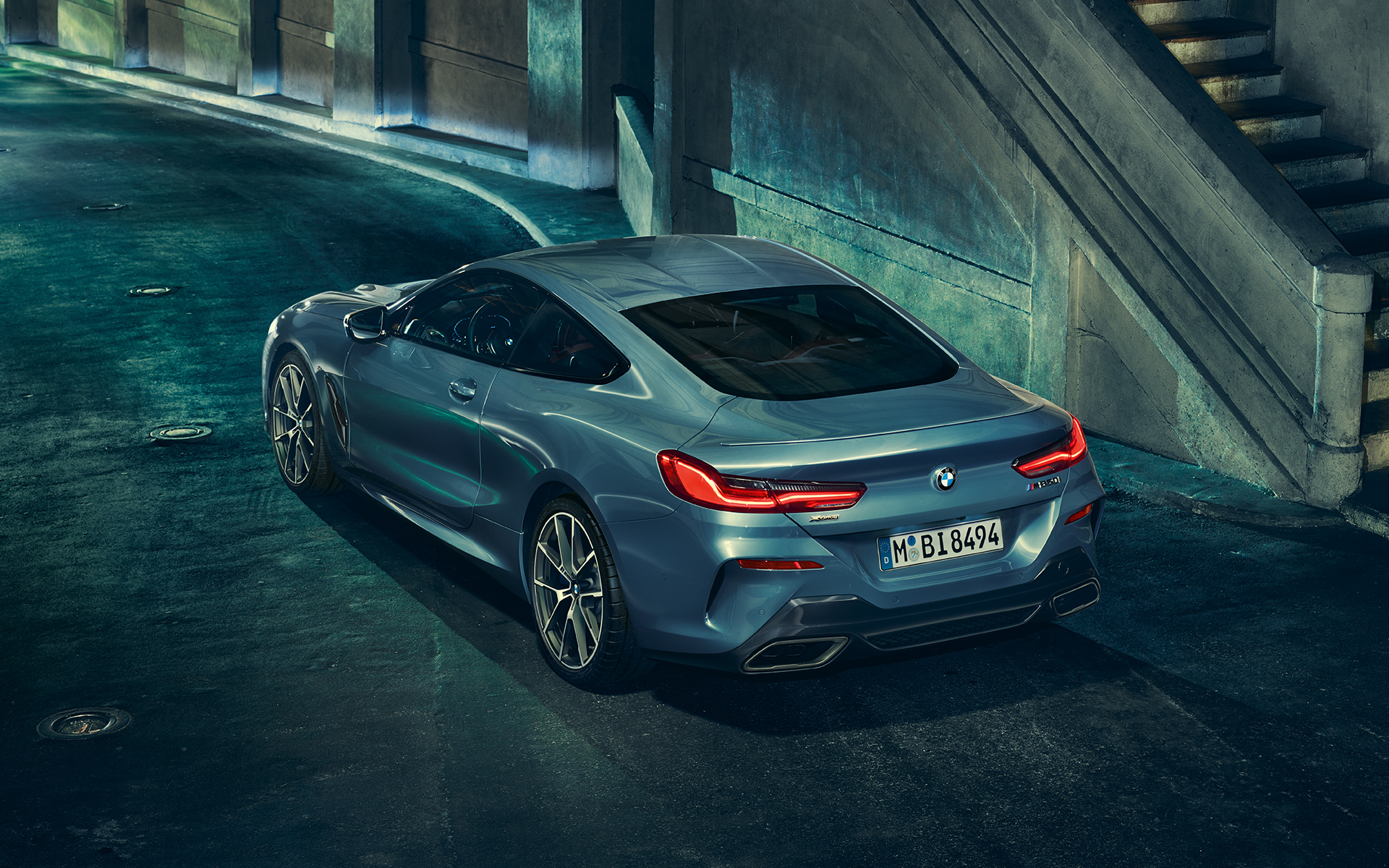 BMW řady 8 Coupé, ze tří čtvrtin, zezadu Fotografie BMW řady 8 Coupé, ze tří čtvrtin zleva zezadu v městském prostředí.