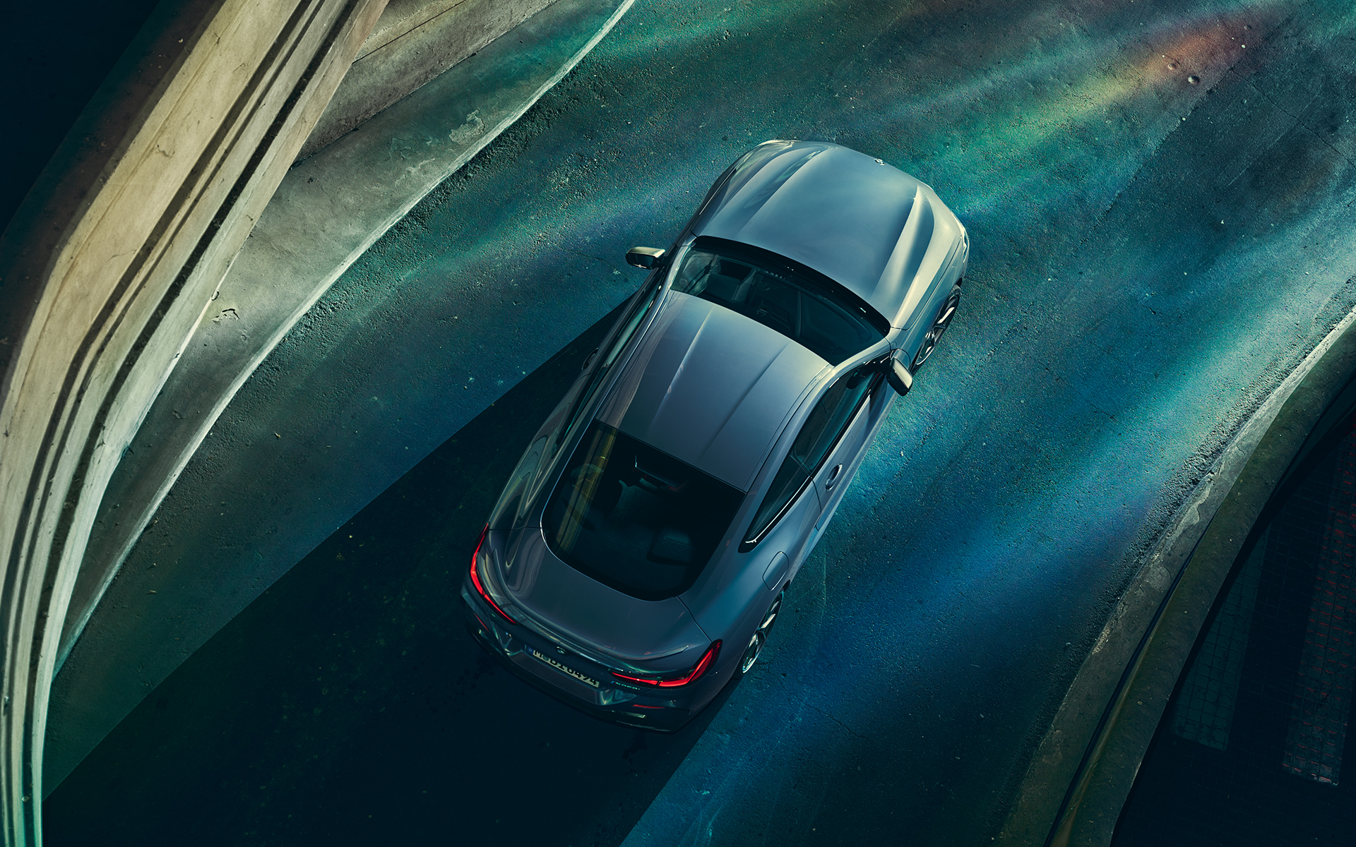 BMW řady 8 Coupé, ptačí perspektiva Statická fotografie BMW řady 8 Coupé z ptačí perspektivy v městském prostředí.