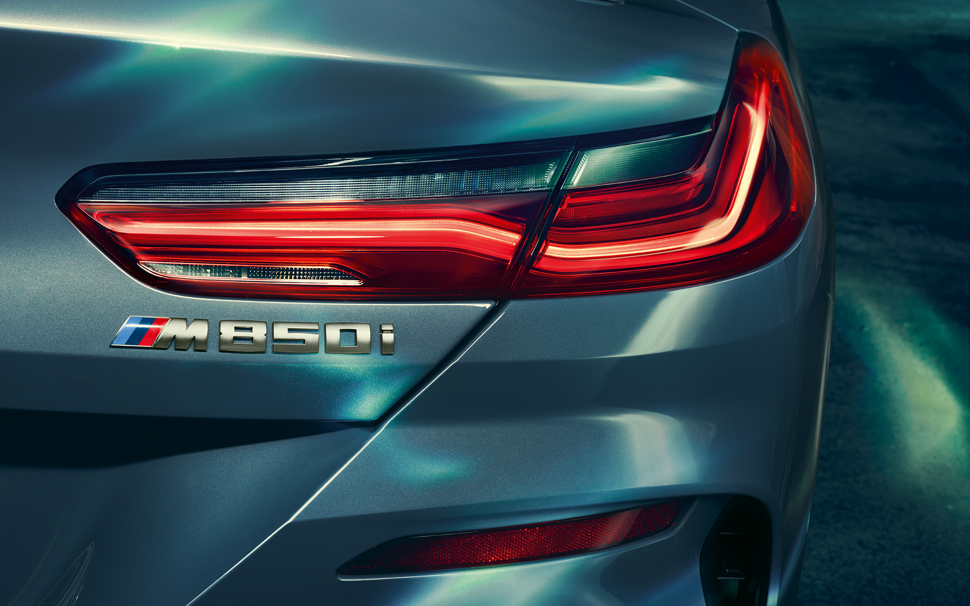 Zadní světla a logo M 850i Detail na zadní světla a logo M 850i.