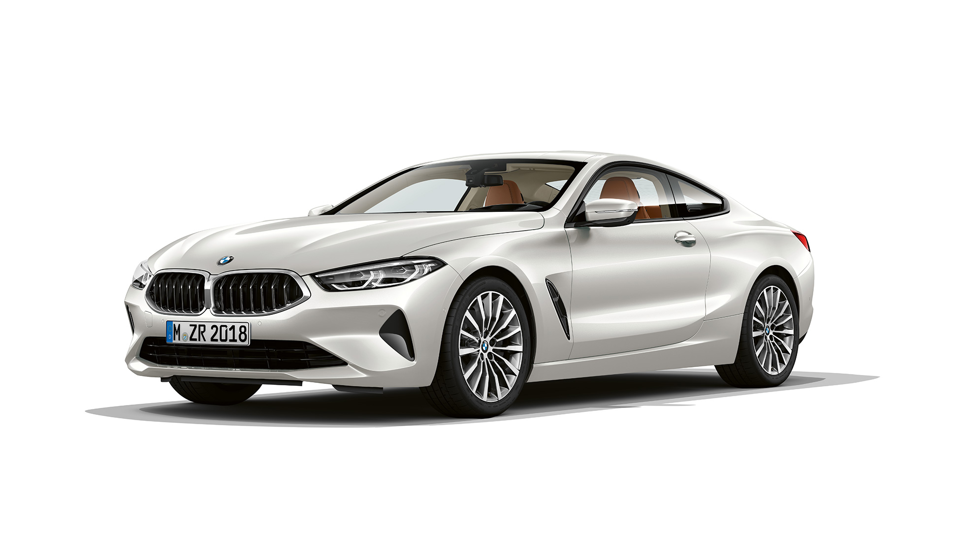 BMW řady 8 Coupé, tříčtvrteční pohled zpředu. BMW řady 8 Coupé, metalická barva Mineral White, tříčtvrteční pohled zpředu.