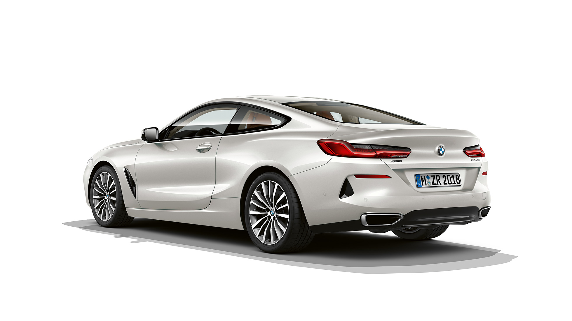 BMW řady 8 Coupé, tříčtvrteční pohled zezadu. BMW řady 8 Coupé, metalická barva Mineral White, tříčtvrteční pohled zezadu.