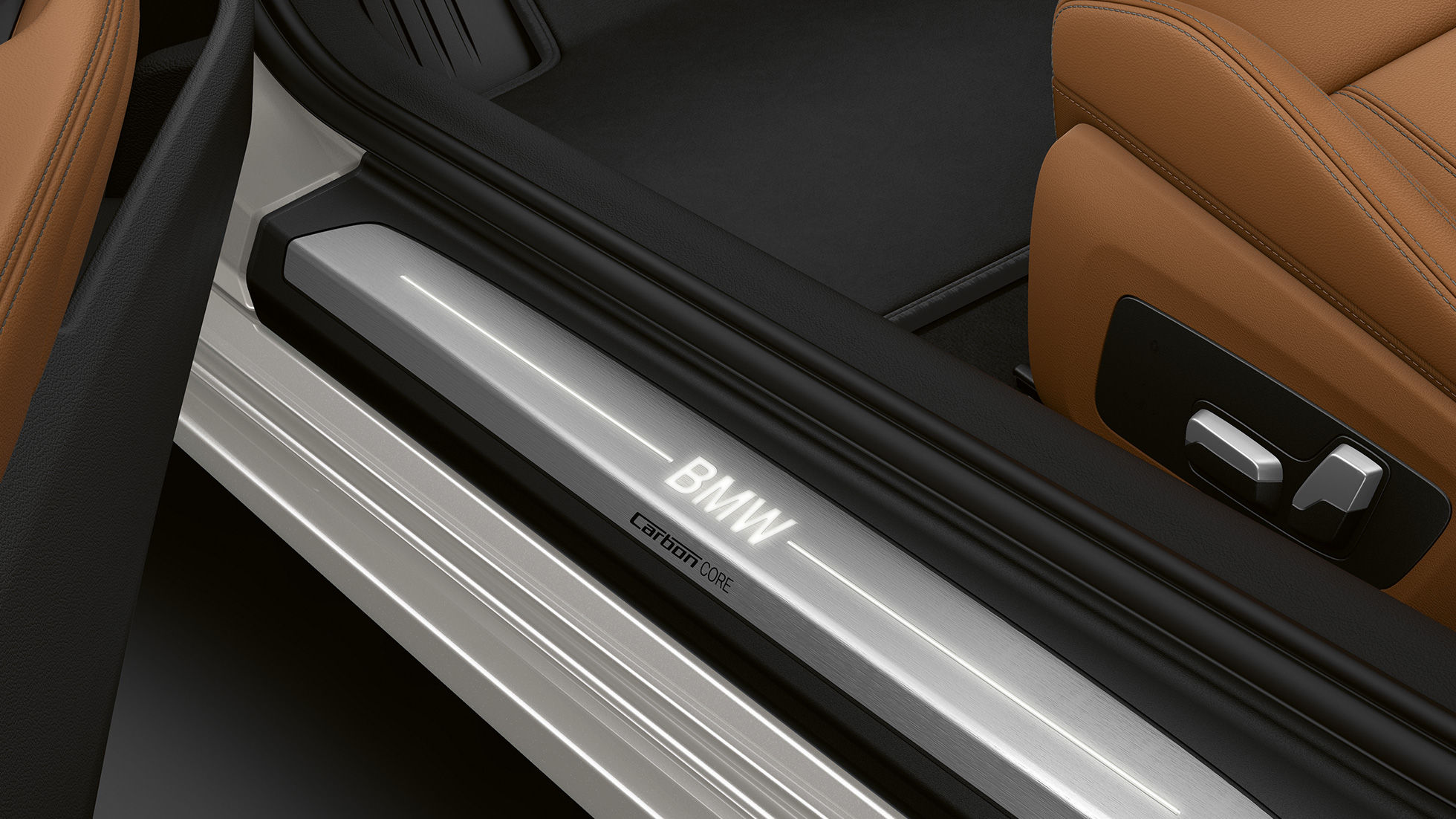 BMW řady 8 Coupé, prahová lišta. BMW řady 8 Coupé, prahová lišta s osvětleným logem BMW.