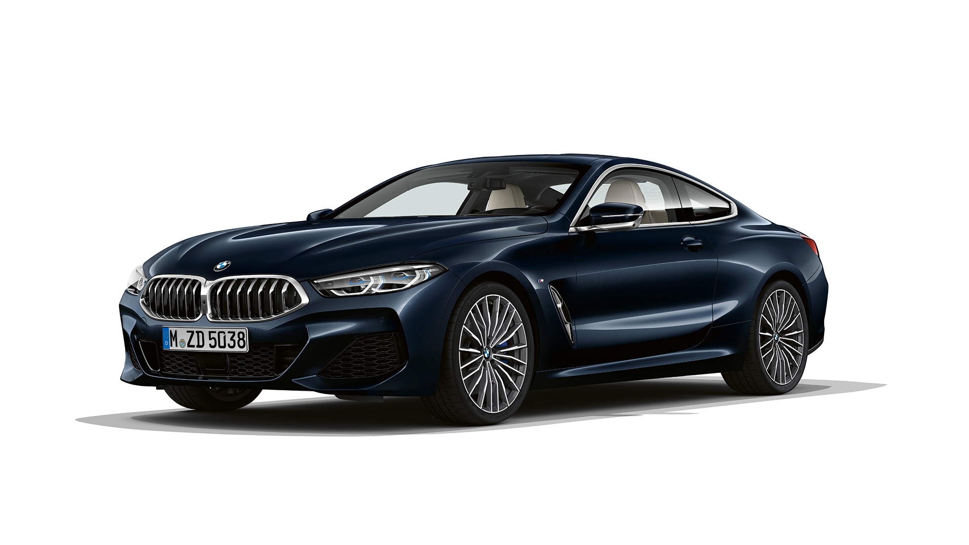 BMW řady 8 Coupé, tříčtvrteční pohled zpředu. BMW řady 8 Coupé, metalická barva Carbon Black, tříčtvrteční pohled zpředu.