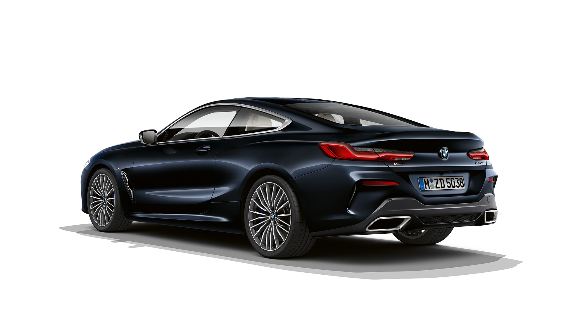 BMW řady 8 Coupé, tříčtvrteční pohled zezadu. BMW řady 8 Coupé, metalická barva Carbon Black, tříčtvrteční pohled zezadu.