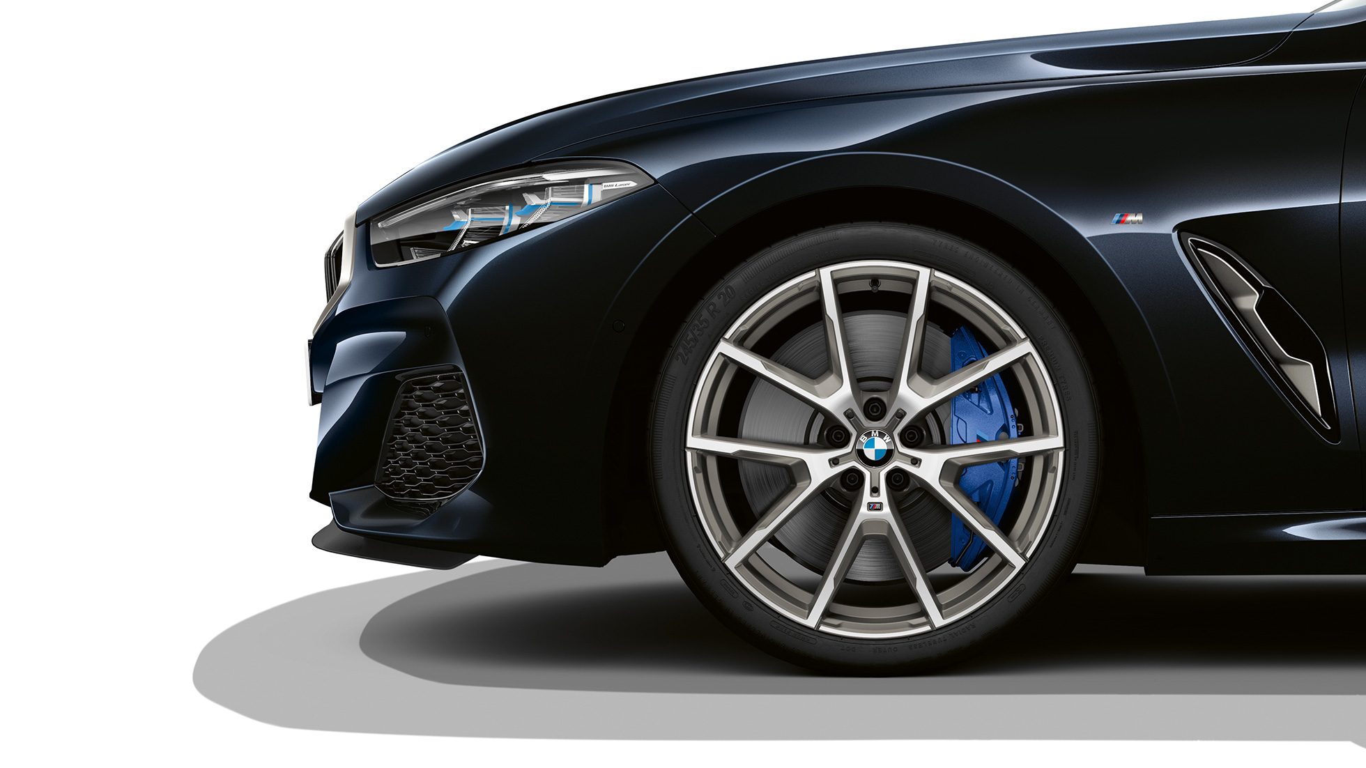 19'' kola z lehké slitiny Double-spoke 727 M Bicolor. BMW řady 8 Coupé, metalická barva Carbon Black, 19'' kola z lehké slitiny Double-spoke 727 M Bicolor.