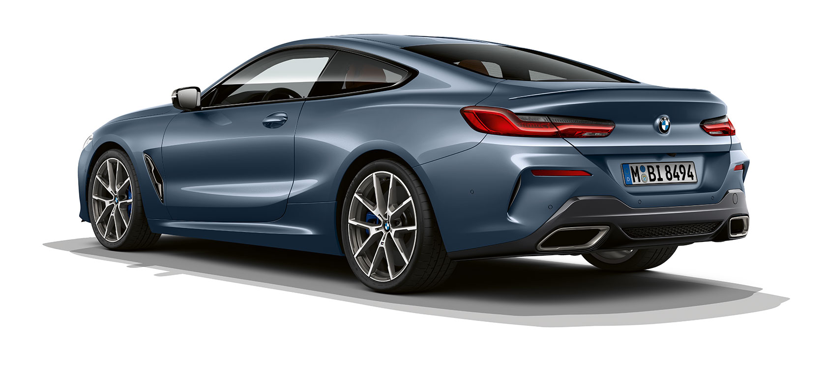 BMW řady 8 Coupé, metalická barva Barcelona Blue. BMW řady 8 Coupé, metalická barva Barcelona Blue, tříčtvrteční pohled zezadu.