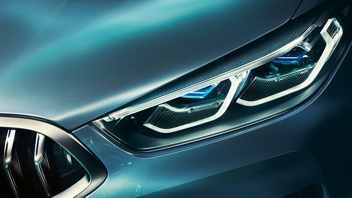 BMW řady 8 Coupé, laserové světlomety. Detailní pohled na laserové světlomety v přední části BMW řady 8 Coupé.