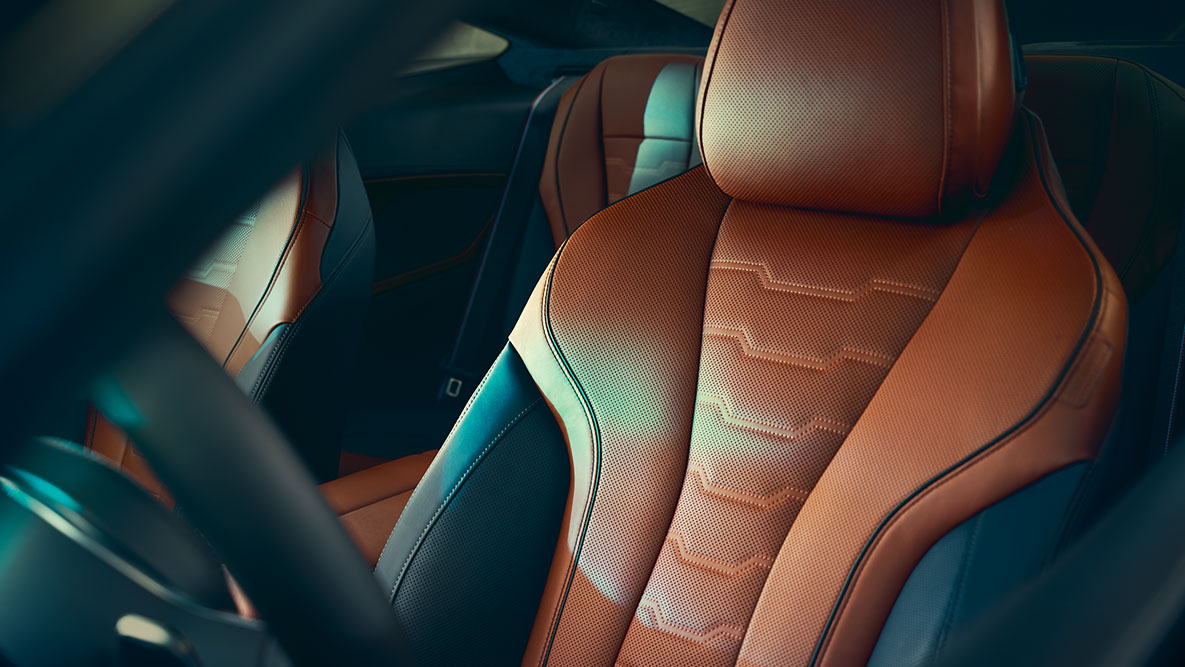 Multifunkční sedadlo v BMW řady 8 Coupé. Detailní pohled na multifunkční sedadla v BMW řady 8 Coupé čalouněná kůží Merino.