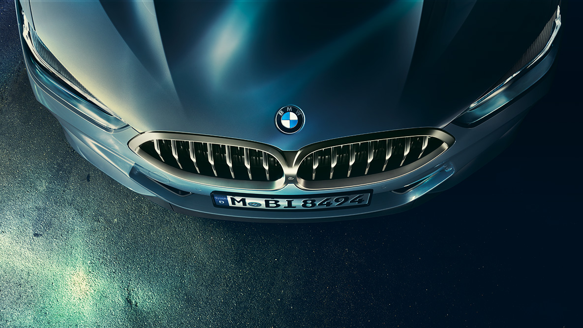 BMW řady 8 Coupé, kapota motoru. Detailní pohled na kapotu motoru BMW řady 8 Coupé z ptačí perspektivy.