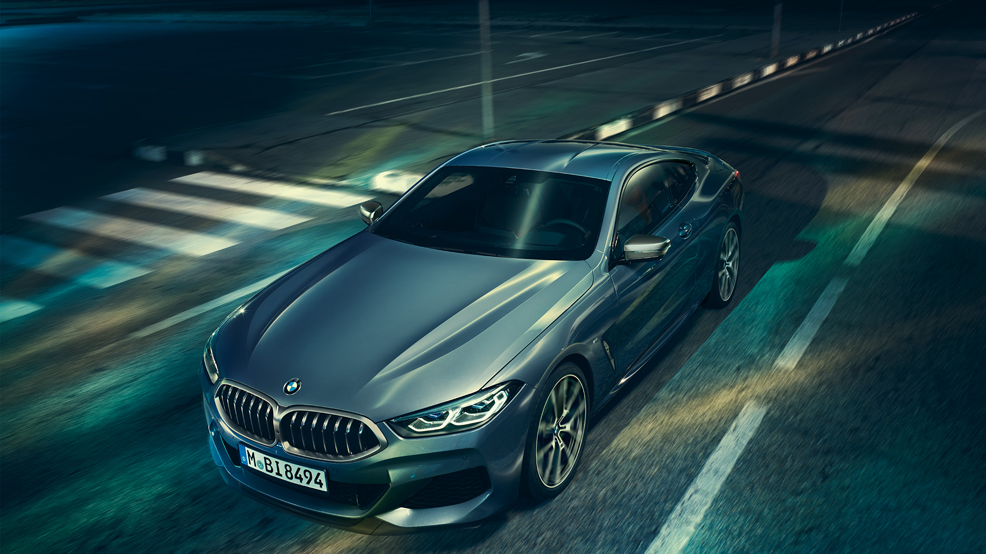 BMW řady 8 Coupé, tříčtvrteční pohled zpředu. BMW řady 8 Coupé, tříčtvrteční statický pohled zpředu, s detailním záběrem na kapotu motoru.
