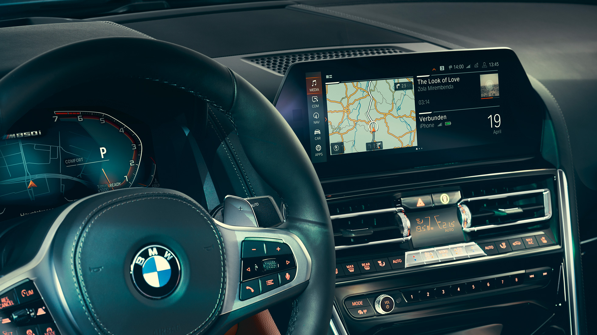 BMW řady 8 Coupé, kokpit. BMW řady 8 Coupé, kokpit, detailní pohled na volant a kontrolní displej.