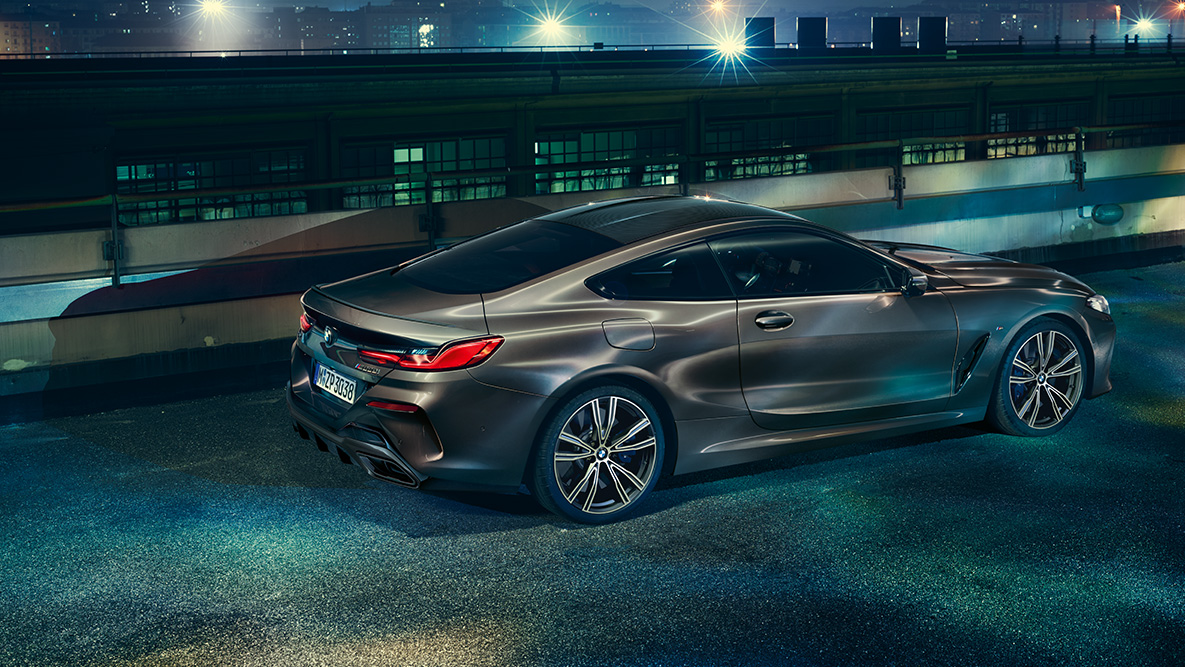 Statický záběr na BMW řady 8 Coupé. Statický záběr na BMW řady 8 Coupé s výbavou BMW Individual z boku v nočním městském prostředí.