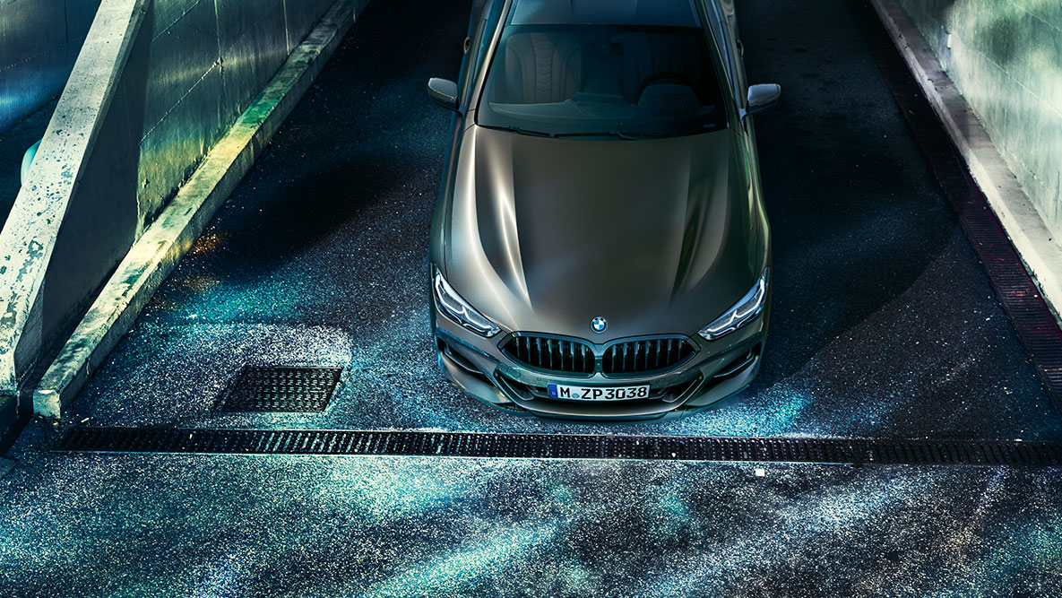 Statický záběr na BMW řady 8 Coupé zepředu. Statický záběr na BMW řady 8 Coupé s výbavou BMW Individual zepředu v nočním městském prostředí.
