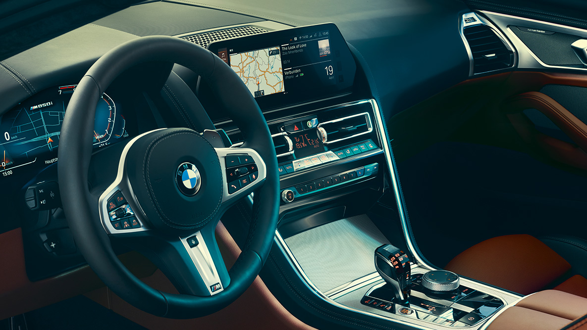 BMW řady 8 Coupé, kokpit. Detailní pohled na kokpit BMW řady 8 Coupé.