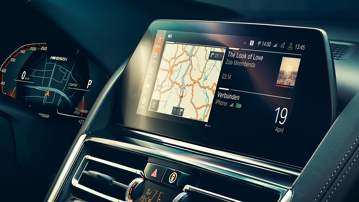 BMW řady 8 Coupé, BMW Live Cockpit Professional. Interiér BMW řady 8 Coupé s kontrolním displejem a BMW Live Cockpit Professional.
