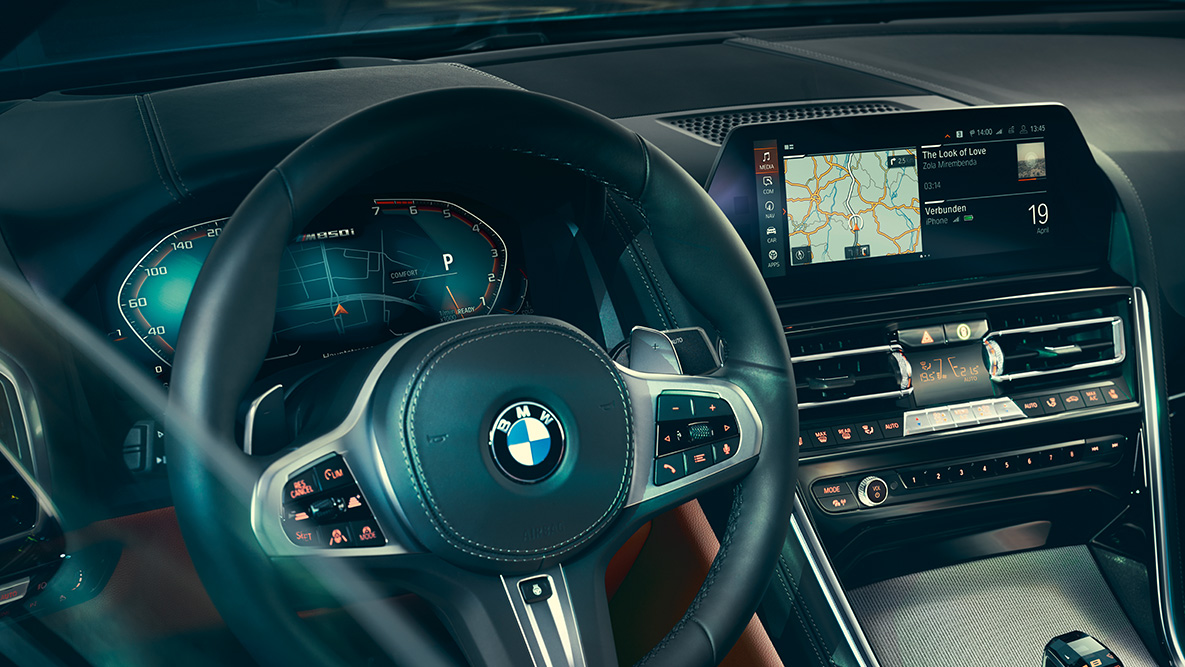 BMW řady 8 Coupé, kokpit. Detailní pohled na interiér BMW řady 8 Coupé se zaměřením na volant.