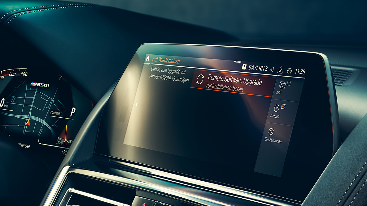 BMW řady 8 Coupé, kokpit. Interiér BMW řady 8 Coupé s kontrolním displejem a Remote Software Upgrade.