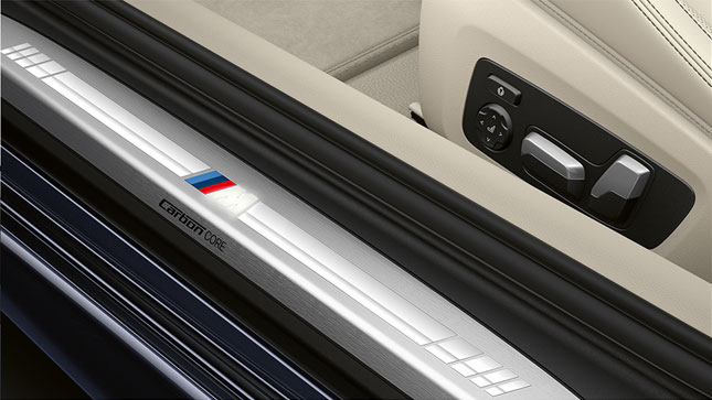 BMW řady 8 Coupé, prahová lišta s logem M. Detailní pohled na prahovou lištu BMW řady 8 Coupé s logem M.