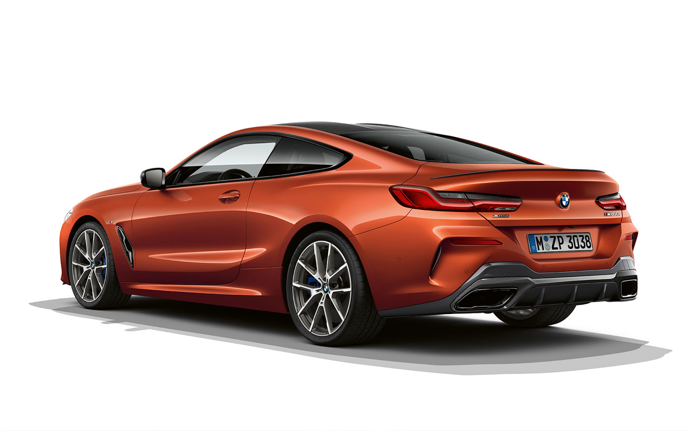 BMW řady 8 Coupé, metalická barva Sunset Orange. Statický záběr na BMW řady 8 Coupé v metalické barvě Sunset Orange před bílým pozadím.