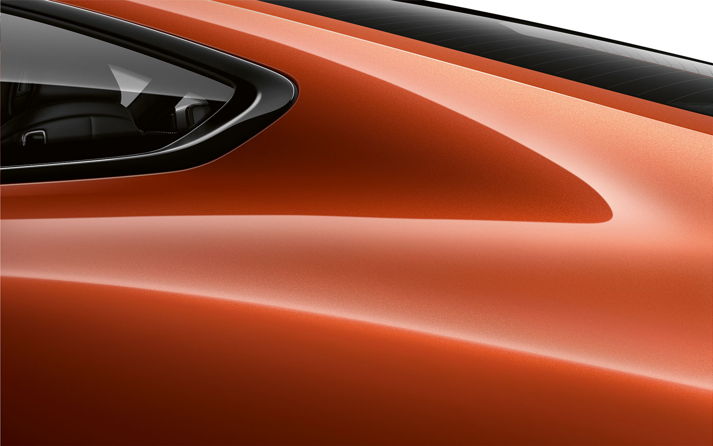BMW řady 8 Coupé, detailní pohled na C-sloupek. Statický záběr na BMW řady 8 Coupé v metalické barvě Sunset Orange před bílým pozadím.