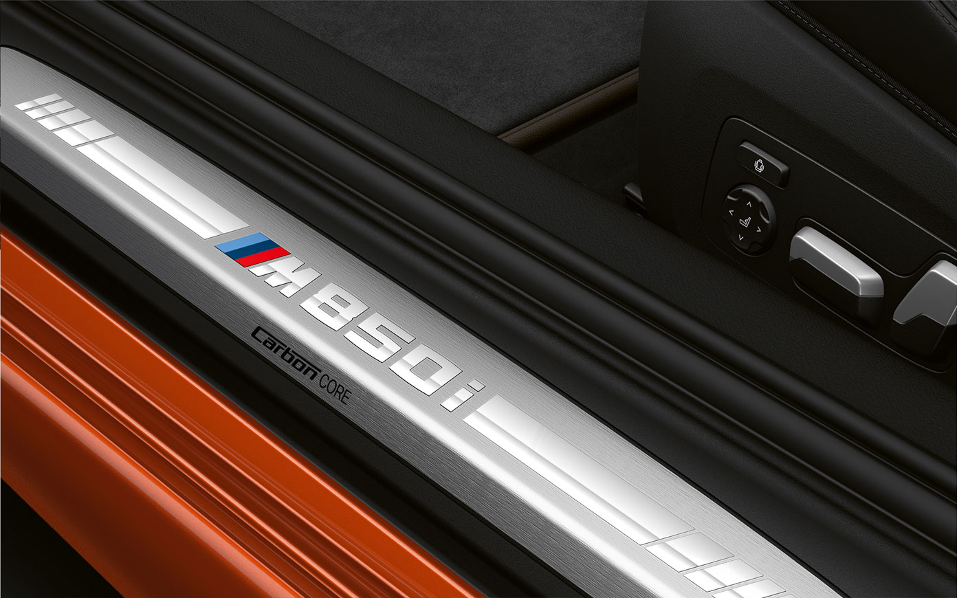 BMW řady 8 Coupé, prahová lišta M850i. Detailní pohled na prahovou lištu BMW řady 8 Coupé s označením M850i.