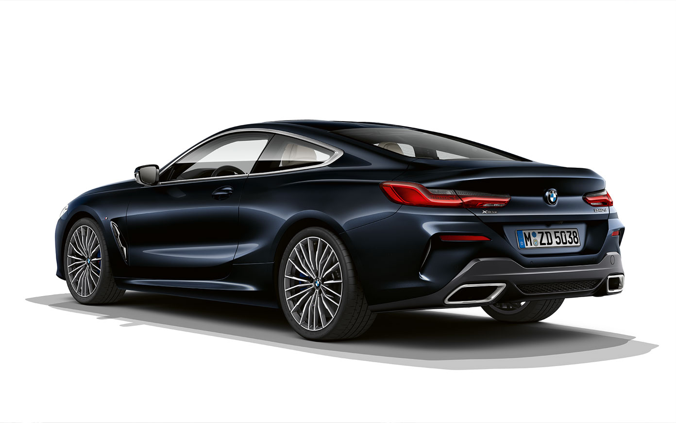 BMW řady 8 Coupé, metalická barva Carbon Black. Statický záběr na BMW řady 8 Coupé v metalické barvě Carbon Black před bílým pozadím.