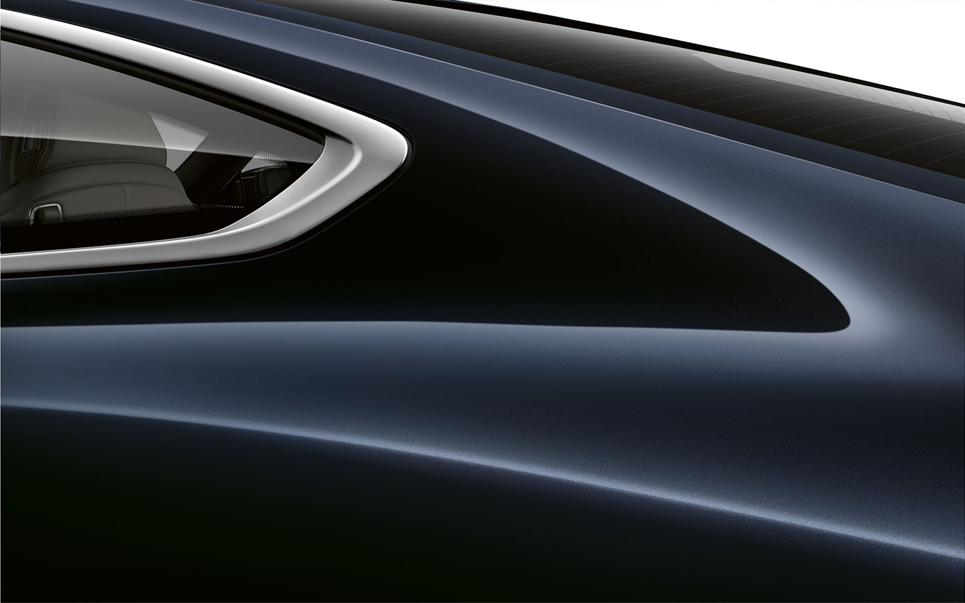 BMW řady 8 Coupé, detailní pohled na C-sloupek. Detailní pohled na C-sloupek BMW řady 8 Coupé v metalické barvě Carbon Black.
