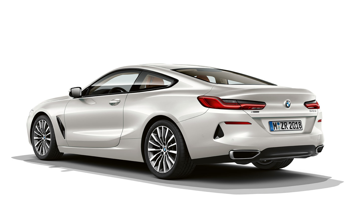 BMW řady 8 Coupé, metalická barva Mineral White. Statický záběr na BMW řady 8 Coupé v bílé metalické barvě Mineral White před bílým pozadím.