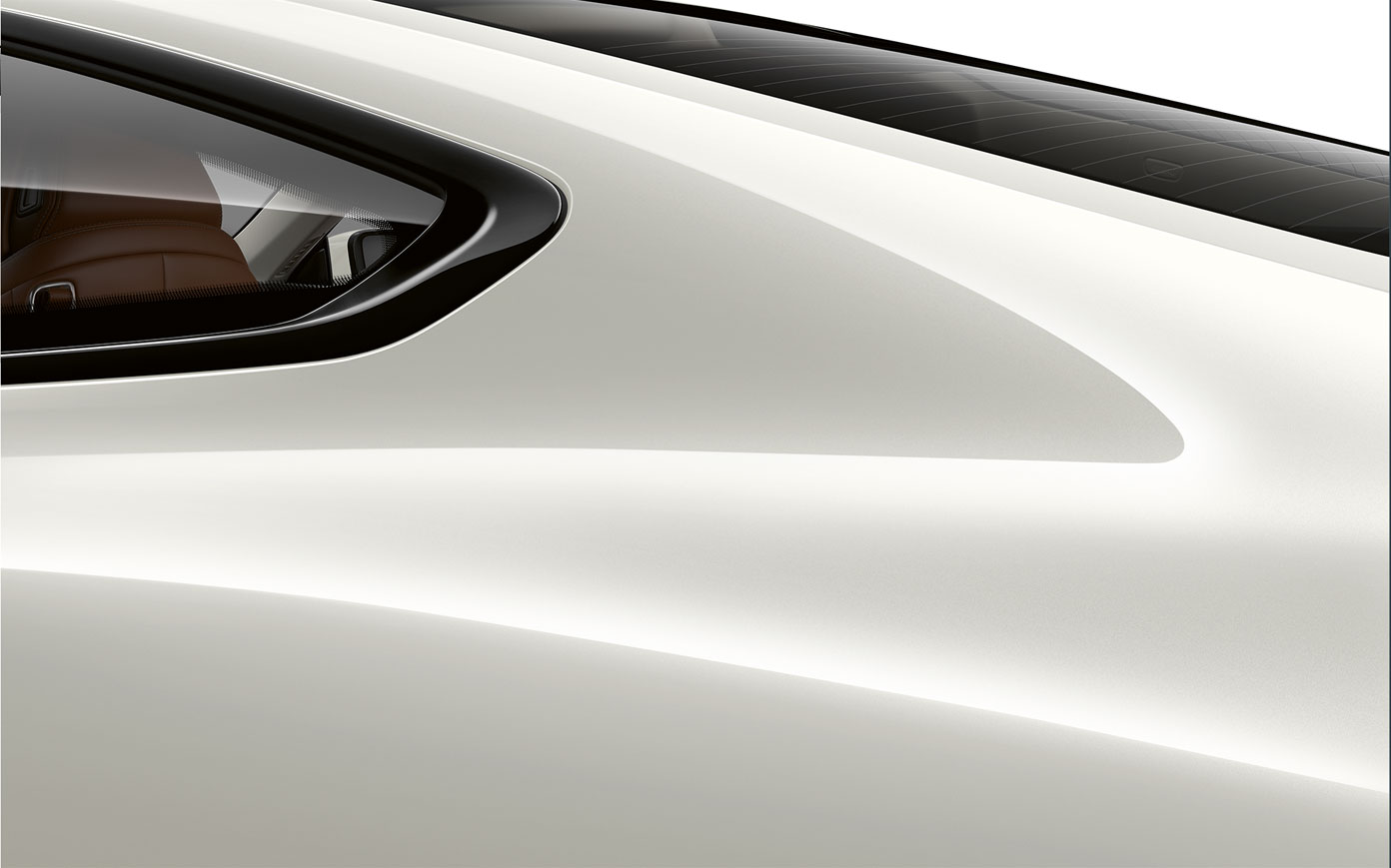 BMW řady 8 Coupé, C-sloupek. Detailní pohled na C-sloupek BMW řady 8 Coupé v bílé metalické barvě Mineral White.