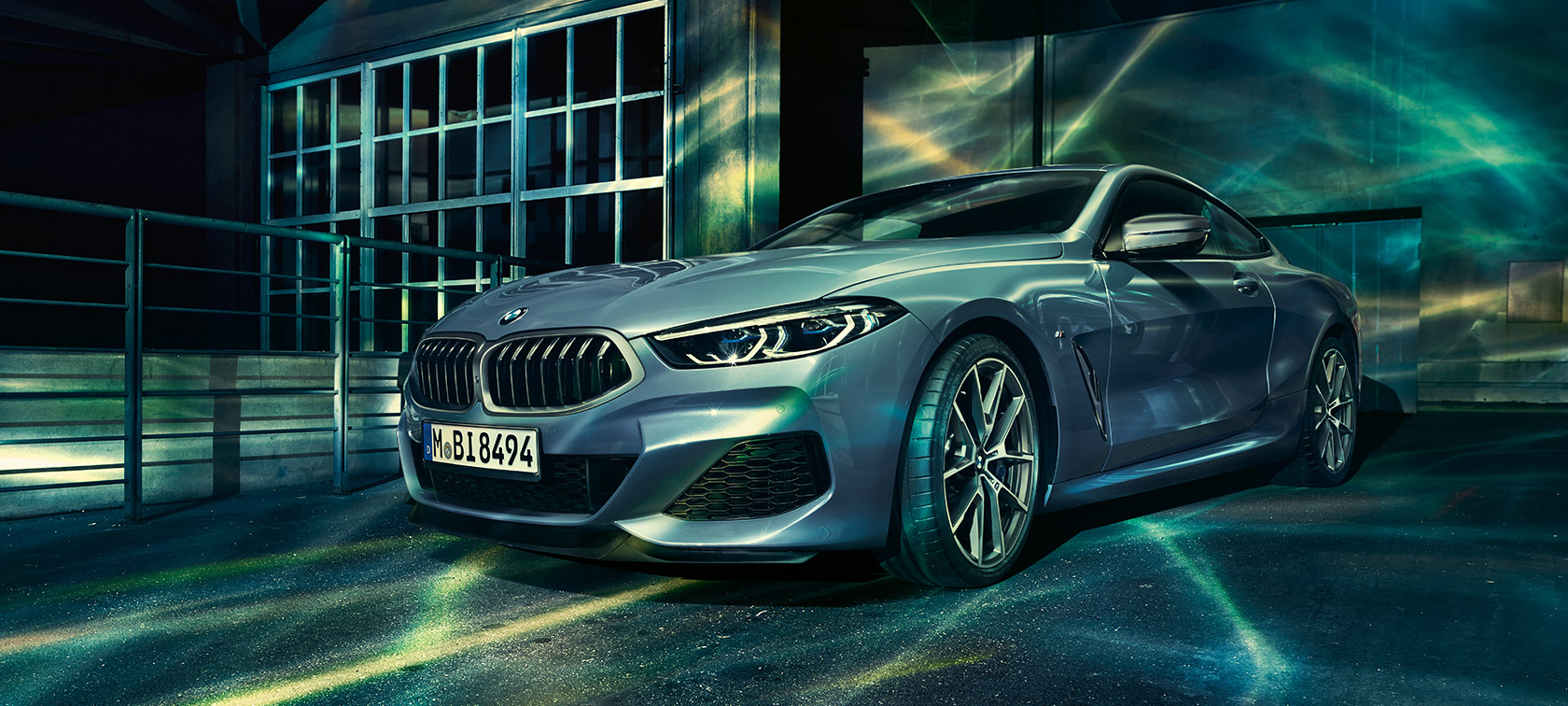 BMW řady 8 Coupé, tříčtvrteční pohled zpředu. BMW řady 8 Coupé, tříčtvrteční pohled zpředu, před průmyslovou budovou.