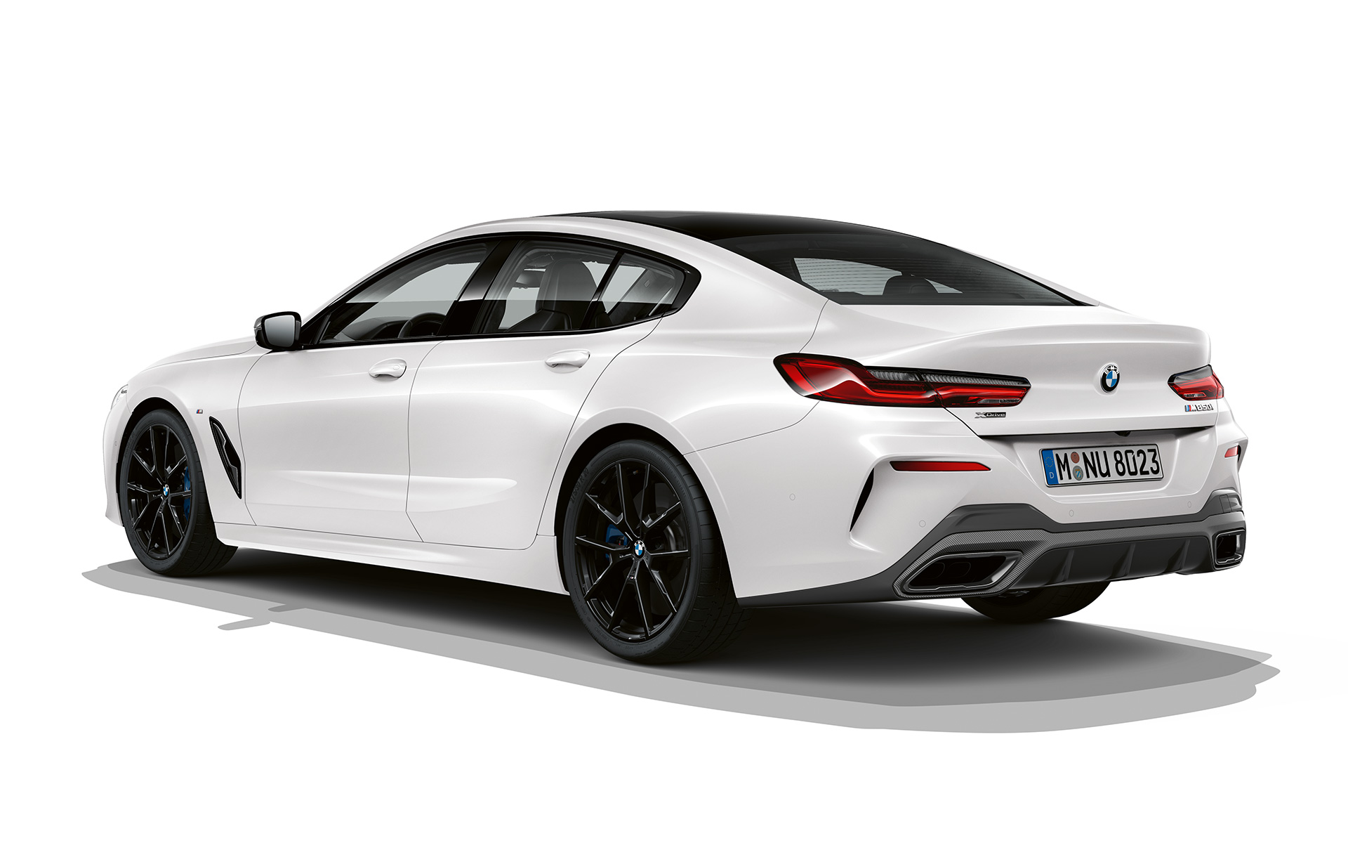 Pure Contrast tříčtvrteční pohled zezadu BMW řady 8 Gran Coupé, Pure Contrast tříčtvrteční pohled zezadu