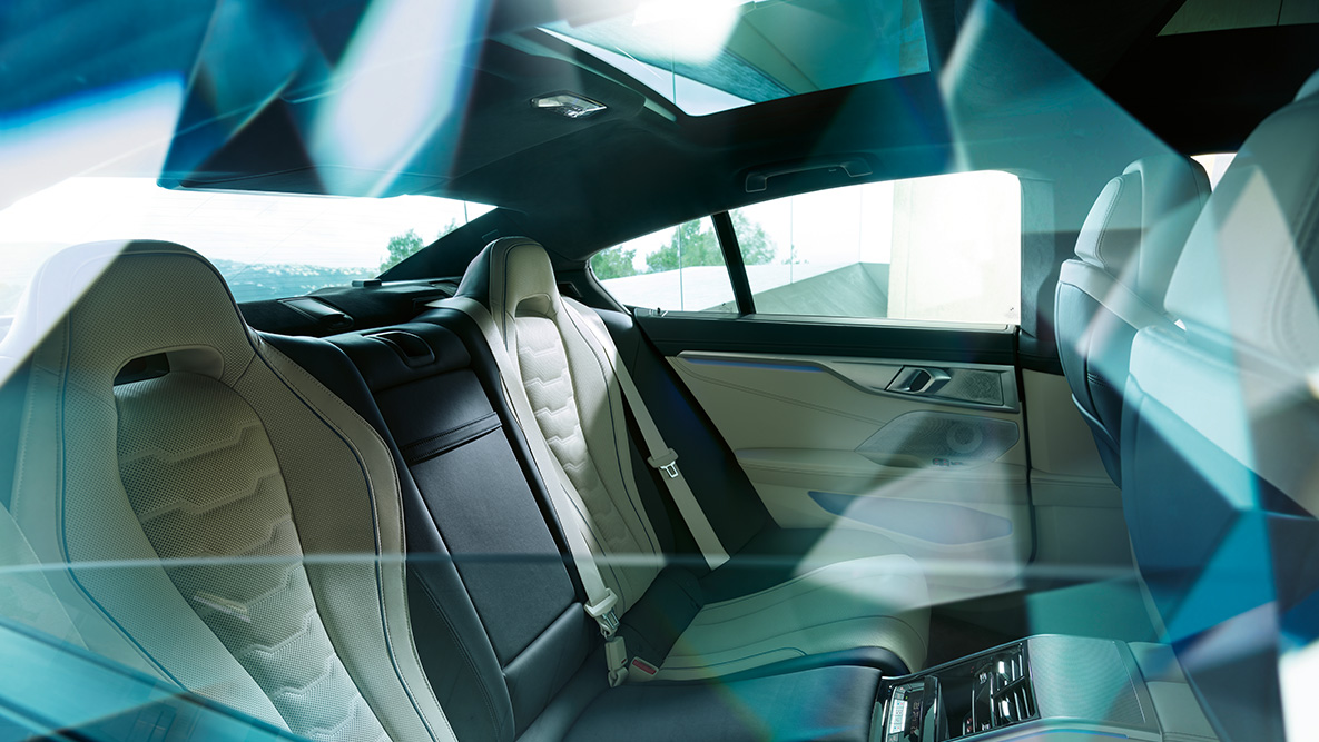 Charakter sportovního vozu na zadních sedadlech BMW řady Gran Coupé, charakter sportovního vozu na zadních sedadlech