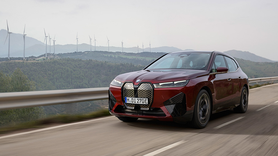 BMW iX xDrive50 i20 2021 elektrické SUV udržitelnost BMW iX xDrive50 i20 2021 elektrické SUV při jízdě na pobřeží udržitelnost