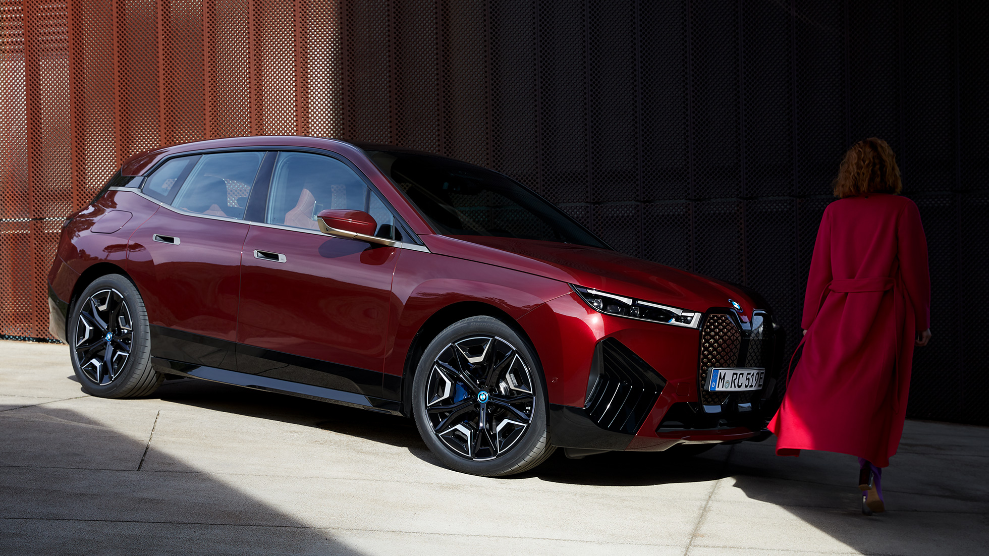 BMW iX tříčtvrteční pohled z boku exteriér BMW iX Aventurin Red i20 tříčtvrteční pohled z boku exteriér
