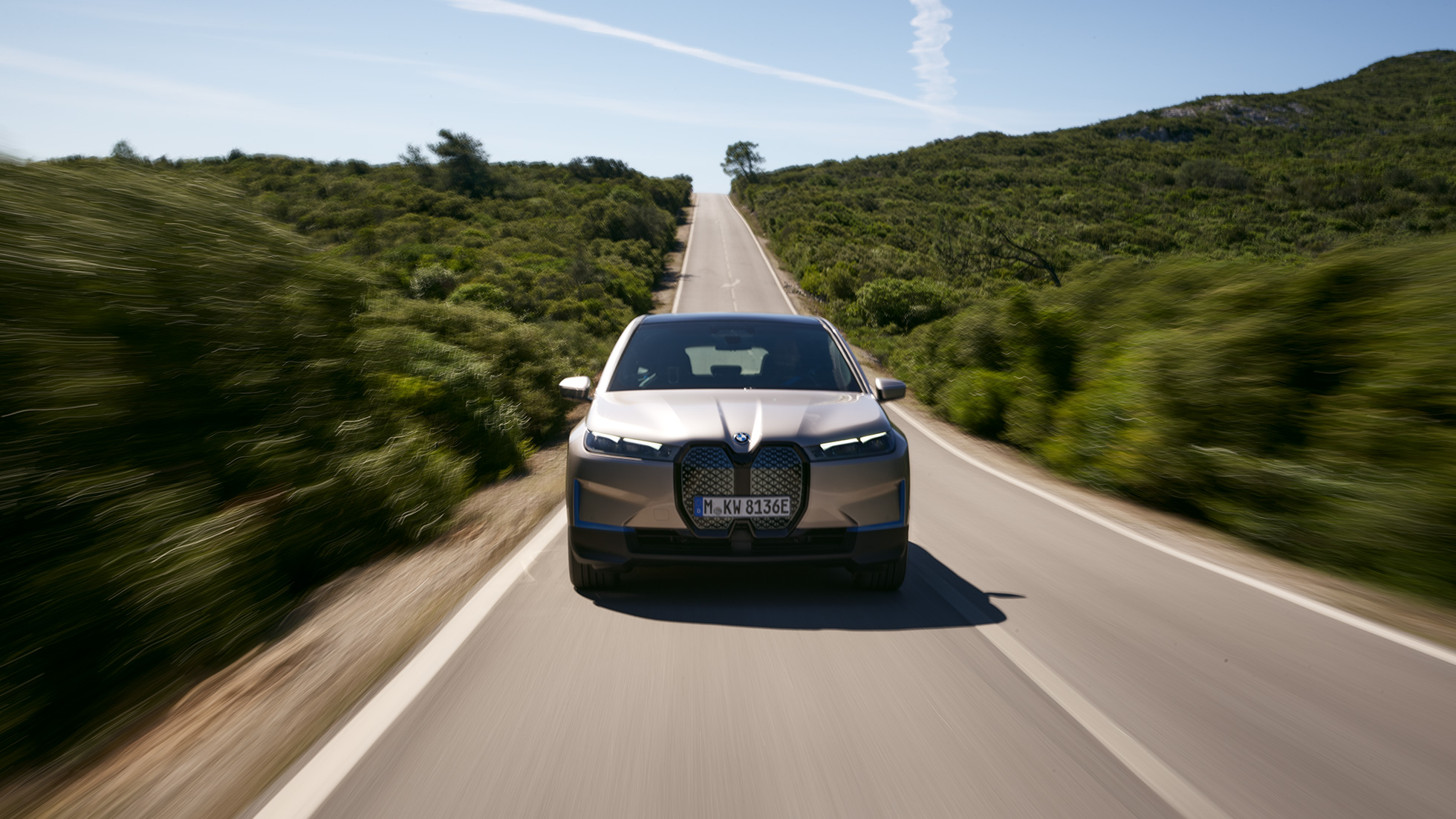 BMW iX pohled zepředu na silnici BMW iX Cashmere Silver i20 pohled zepředu na silnici