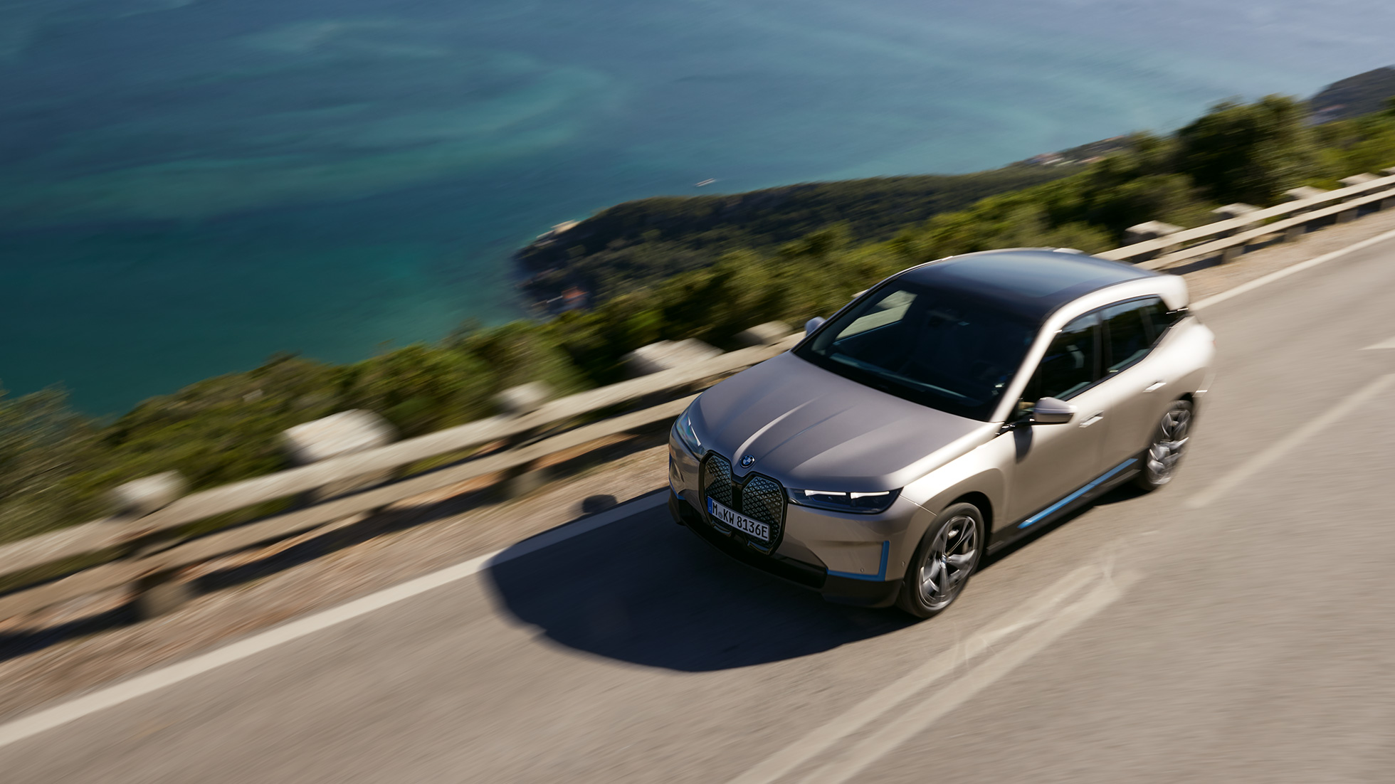 BMW iX pohled shora na silnici BMW iX Cashmere Silver i20 pohled shora na silnici