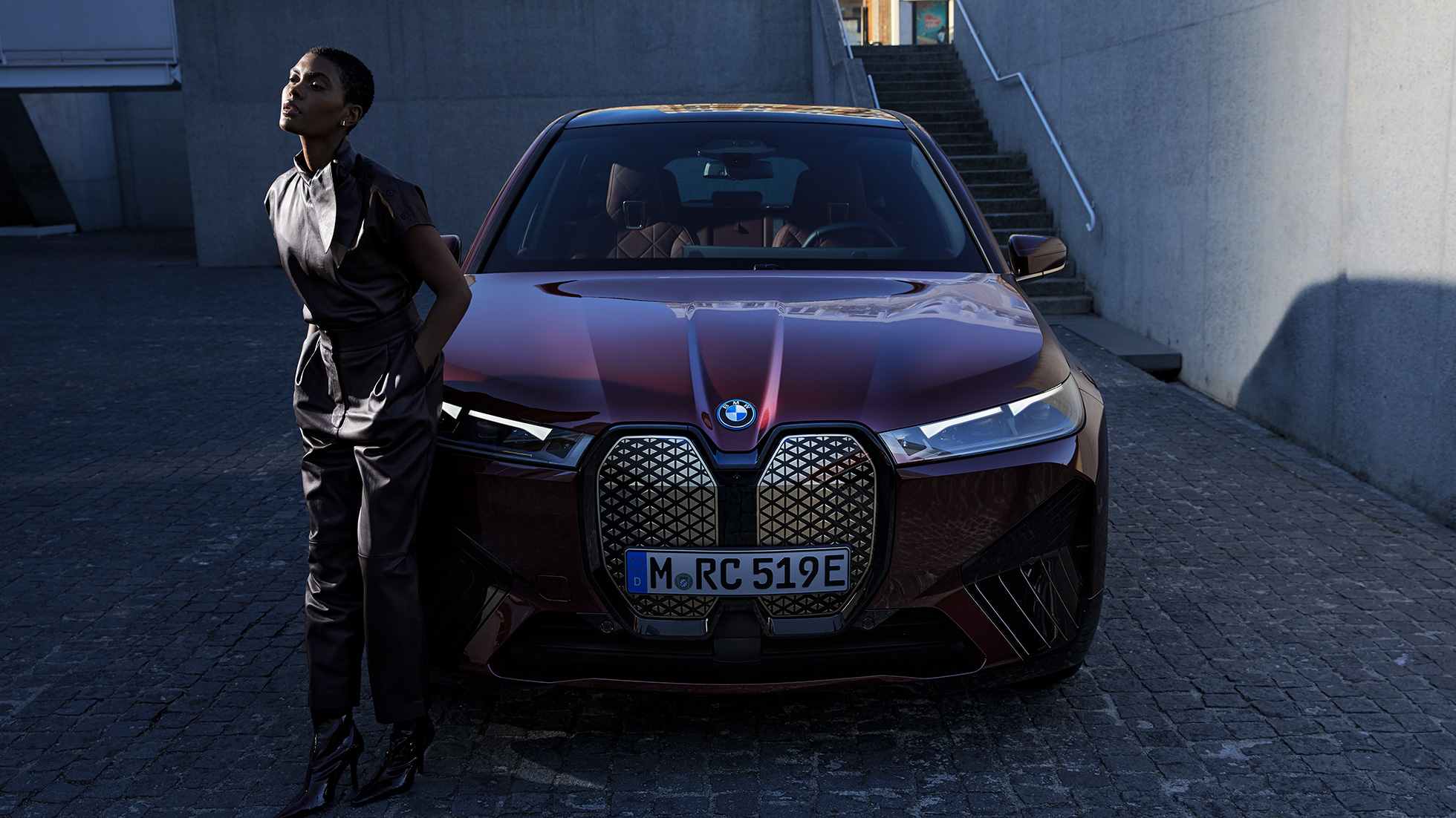 BMW iX pohled zepředu s modelem BMW iX Aventurin Red i20 pohled zepředu s modelem