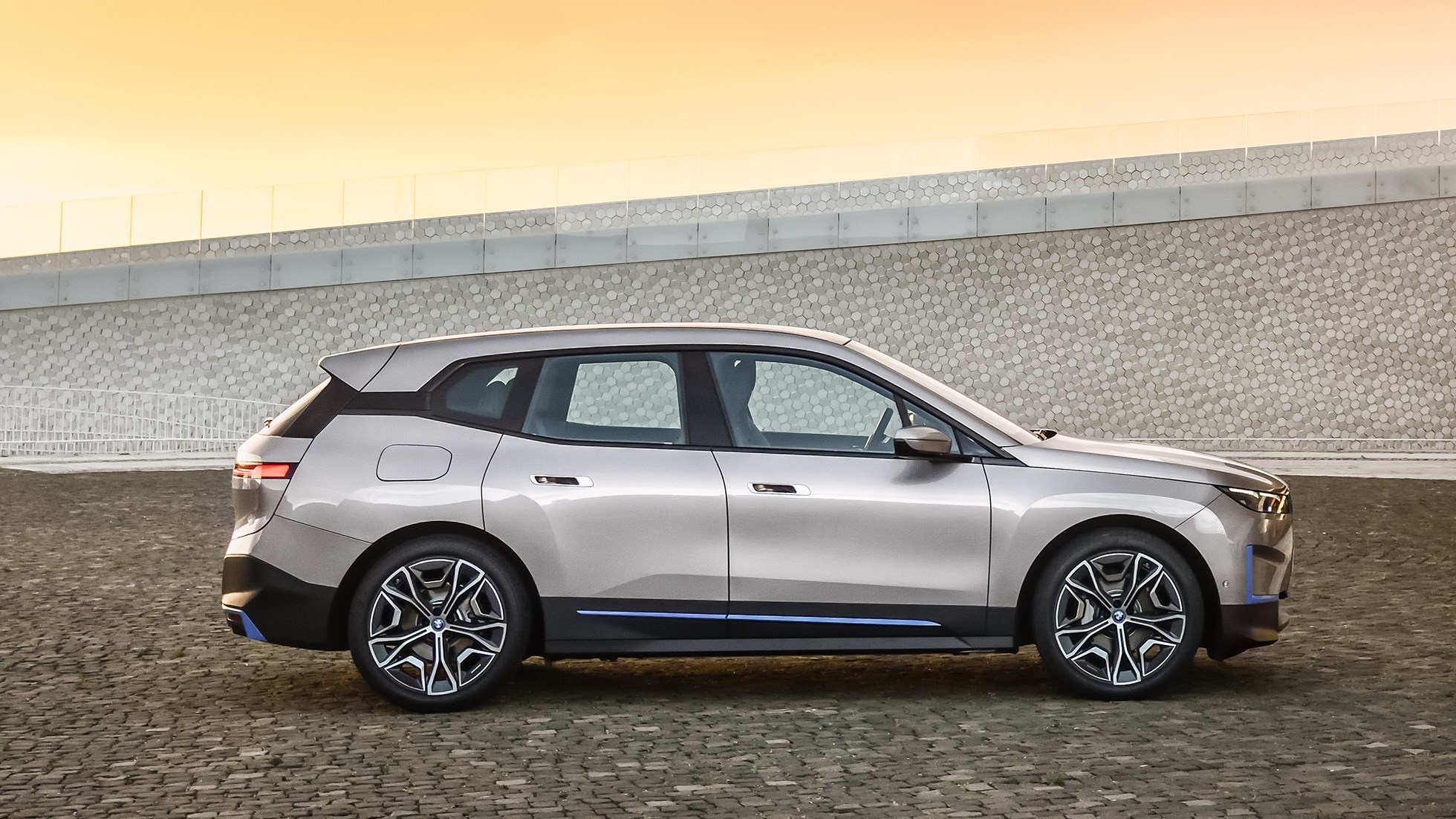 BMW iX pohled z boku stojící BMW iX Cashmere Silver i20 pohled z boku stojící