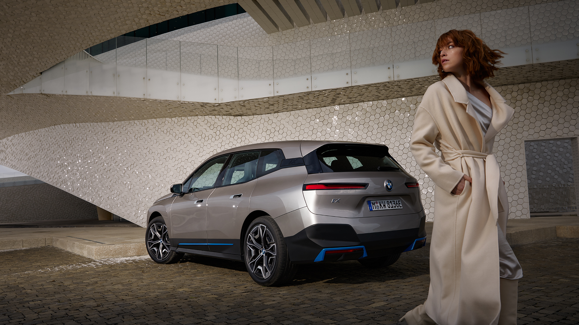 BMW iX tříčtvrteční pohled zezadu stojící BMW iX i20 Cashmere Silver tříčtvrteční pohled zezadu stojící