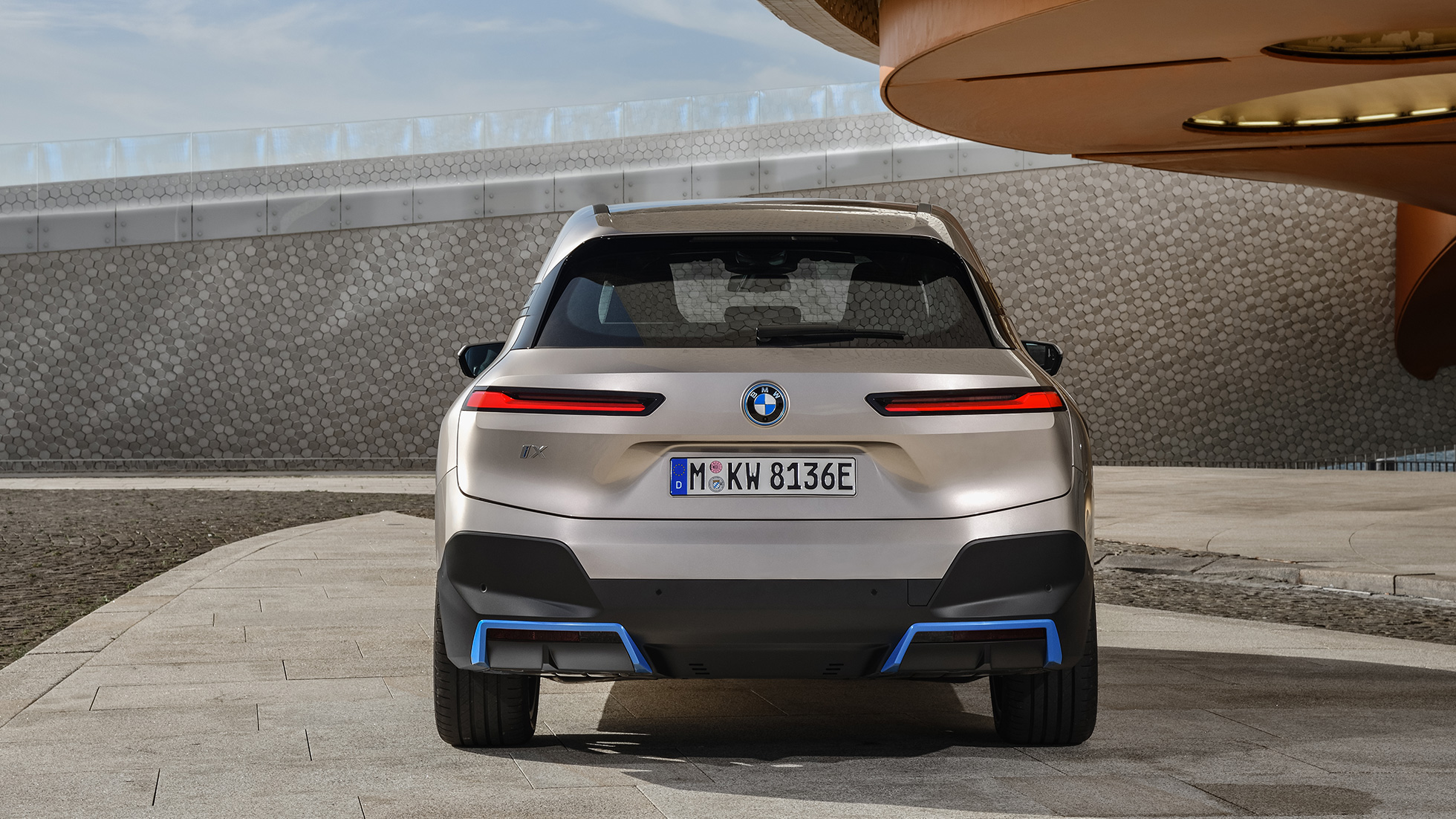 BMW iX pohled zezadu stojící BMW iX Cashmere Silver i20 pohled zezadu stojící