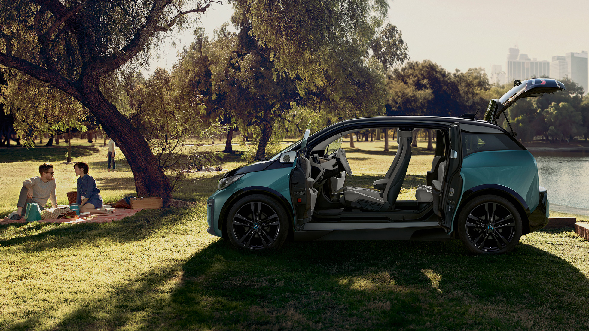 BMW i3 2018 s otevřenými dveřmi BMW i3 I01 2018 v béžové barvě Jucaro s matně šedými kontrastními prvky Frozen Grey z bočního pohledu s otevřenými dveřmi