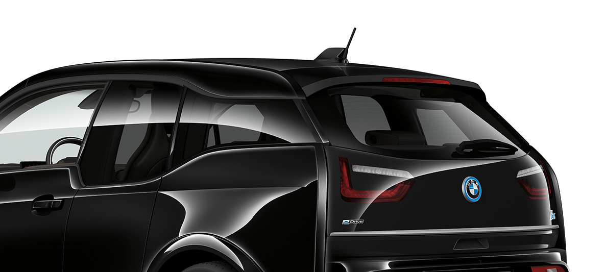 BMW i3s Edition RoadStyle 2019 ze tříčtvrtečního pohledu zezadu BMW i3s Edition RoadStyle 2019 I01 v barvě Fluid Black (černá) s doplňky v provedení E-Copper (měděná) ze tříčtvrtečního pohledu zezadu